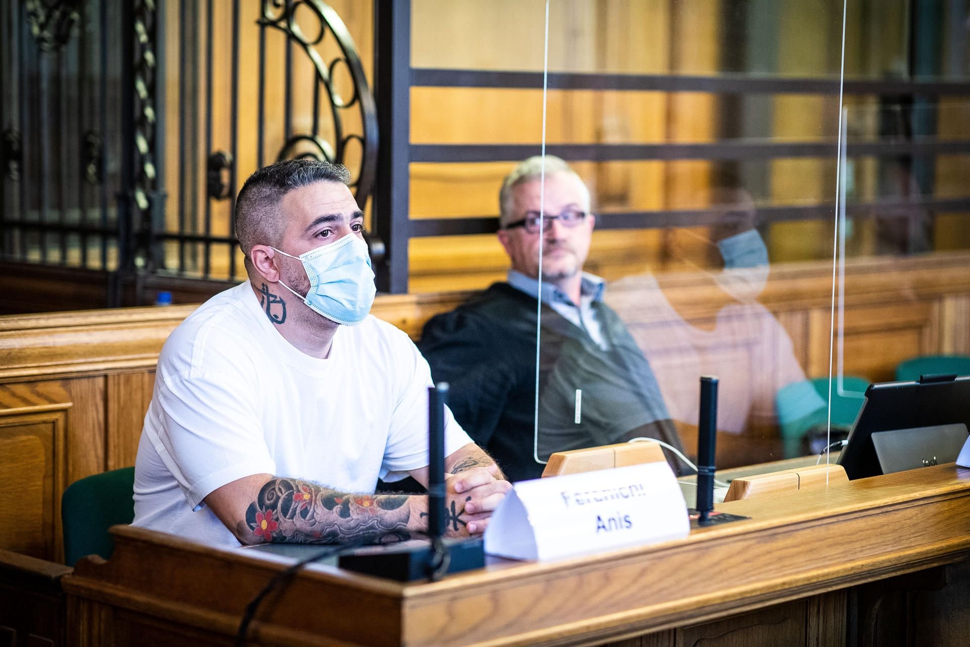 Anis Mohamed Youssef Ferchichi, bekannt als Rapper Bushido, sitzt zu Beginn eines Prozesses gegen den Chef einer bekannten arabischstämmigen Großfamilie in einem Gerichtssaal des Landgerichts.