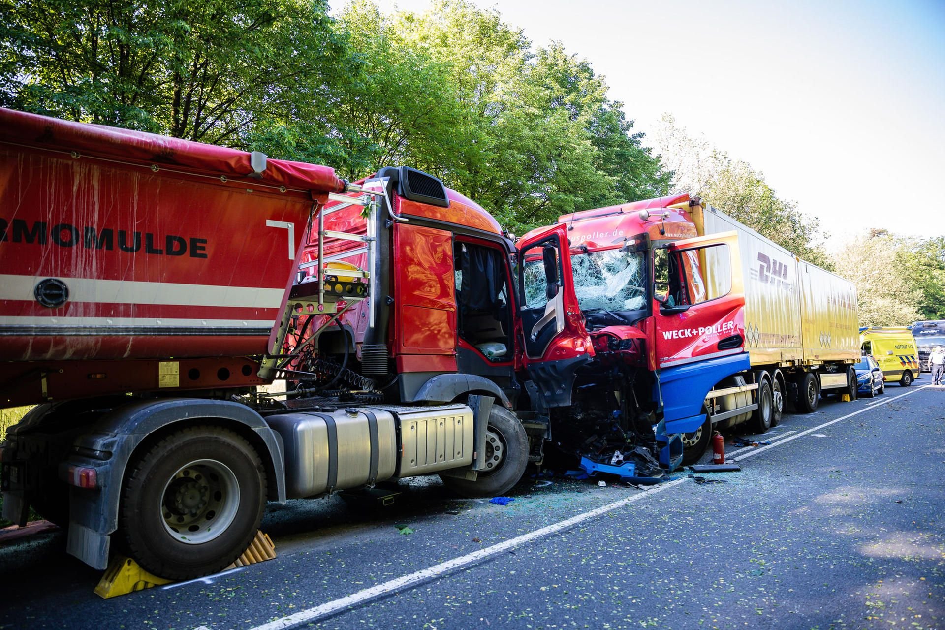 Auf der B97 nahe Bautzen sind zwei Lkw frontal aufeinander geprallt.