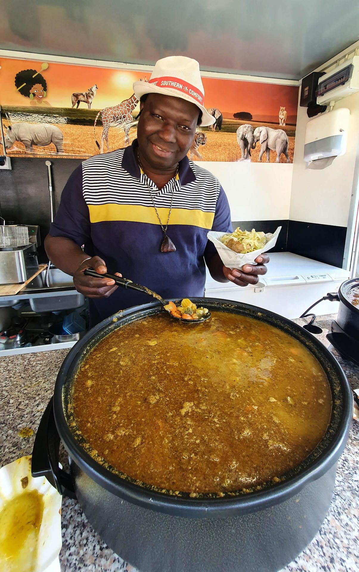 Würzig und lecker: Gibba Karafa kocht gambischen Eintopf.