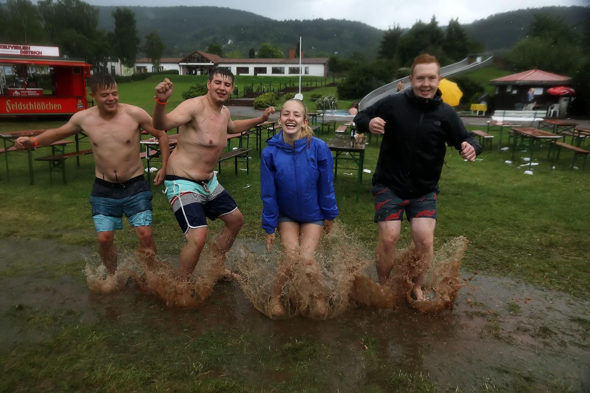 Auch im kommenden Jahr wird der Stausee in Kelbra wieder zur Partymeile beim Love Sea Festival. In diesem Jahr trotzten die Besucher dem Starkregen.