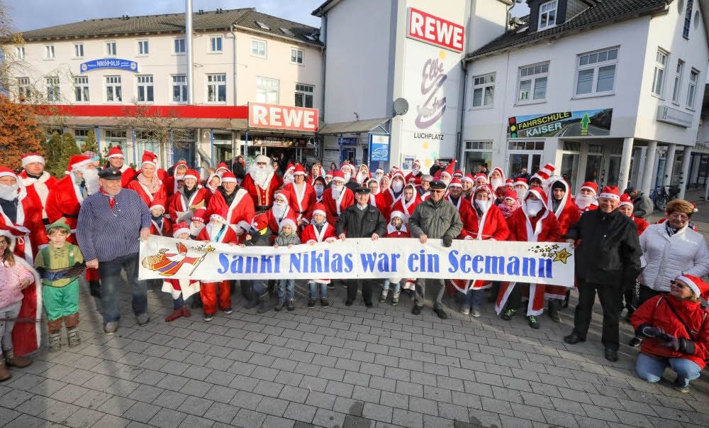 Wette gewonnen: Mit Hilfe von Bürgern, dem Schifferverein, Feuerwehren und THW gelang in Roßlau die große Weihnachtsmannparade.