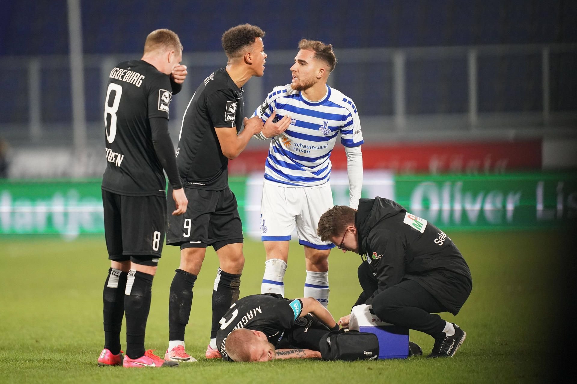 Duisburgs Ahmet Engin nach seinem bösen Foul an Magdeburgs Dominik Ernst.