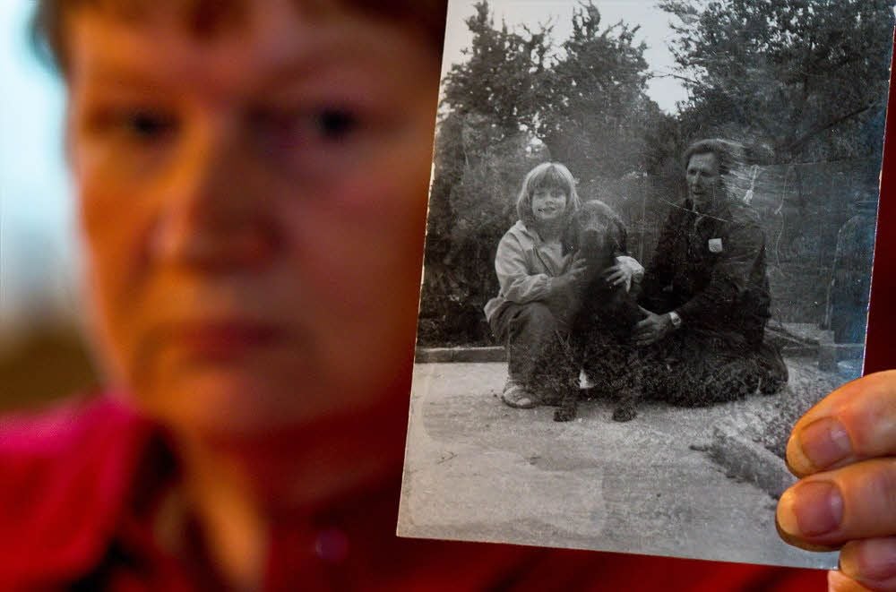 Eveline Gabert, die Mutter der 1988 ermordeten Daniela, hofft bis heute, dass der Fall aufgeklärt wird. Das Foto mit ihrer Tochter und dem Familienhund entstand zwei Wochen vor ihrem Tod.