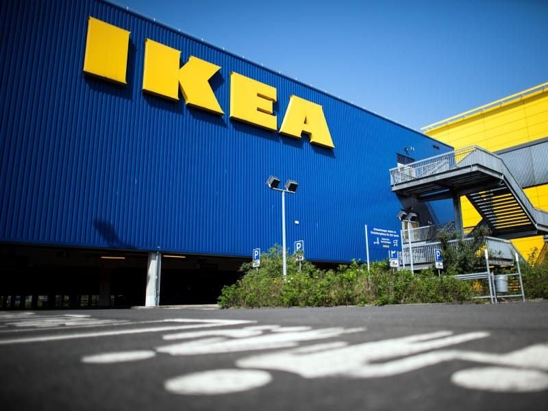 Der Möbelriese Ikea darf nach der Ausnahmeregelung in Nordrhein-Westfalen seine Filialen wieder öffnen. Foto: Federico Gambarini/dpa
