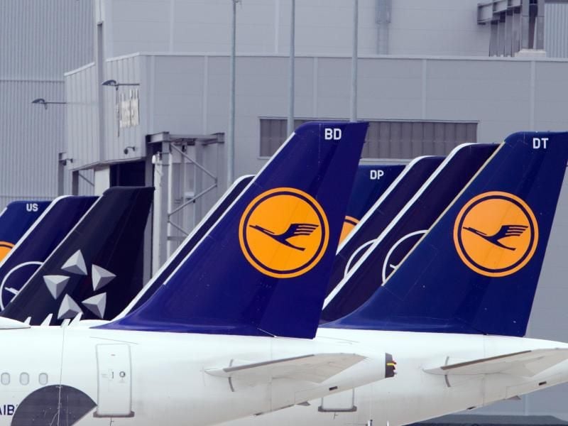 Flugzeuge der Fluggesellschaft Lufthansa stehen nebeneinander. Foto: Soeren Stache/dpa-Zentralbild/dpa/Symbolbild