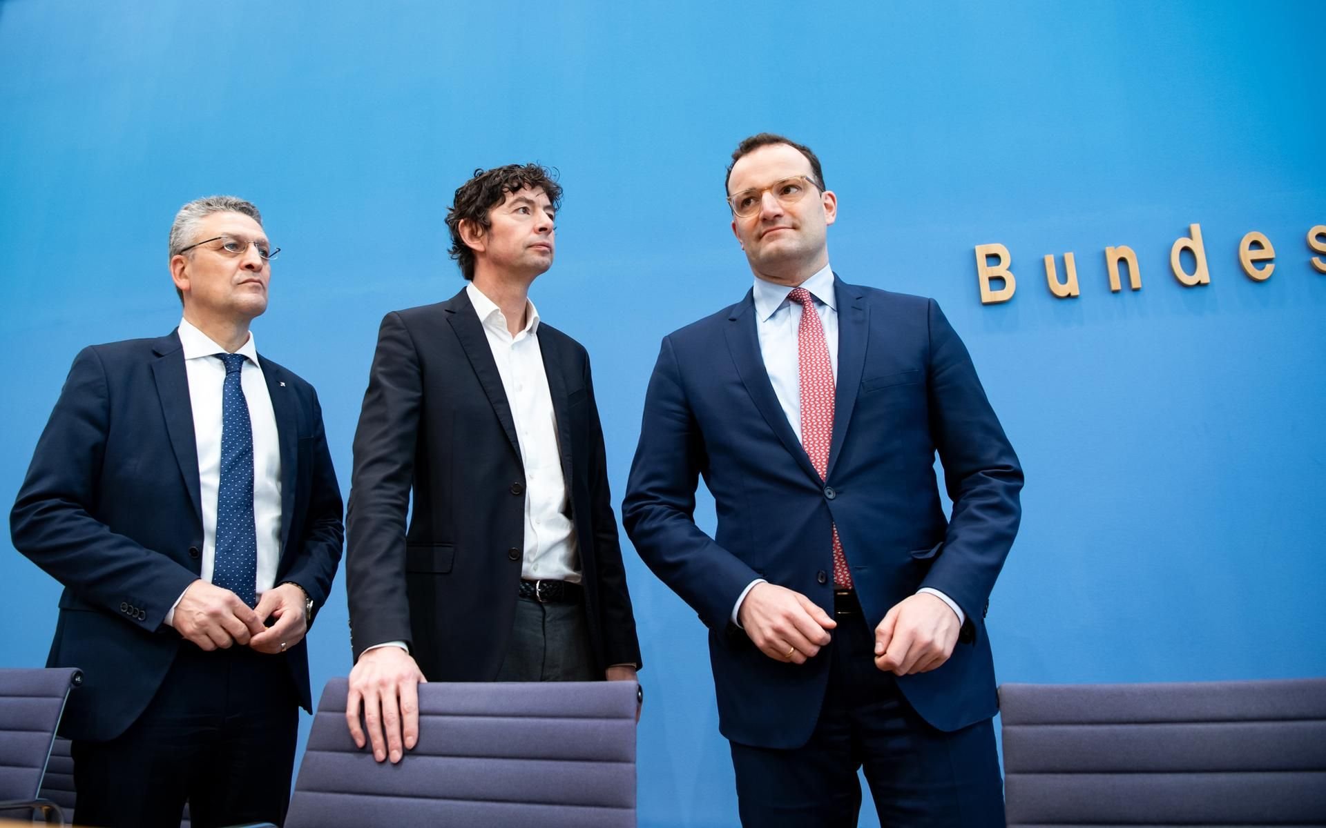 Lothar Wieler (links) und Christian Dorsten (mitte) sind in diesen Tagen sehr gefragt – auch bei Bundesgesundheitsminister Jens Spahn (rechts, CDU).