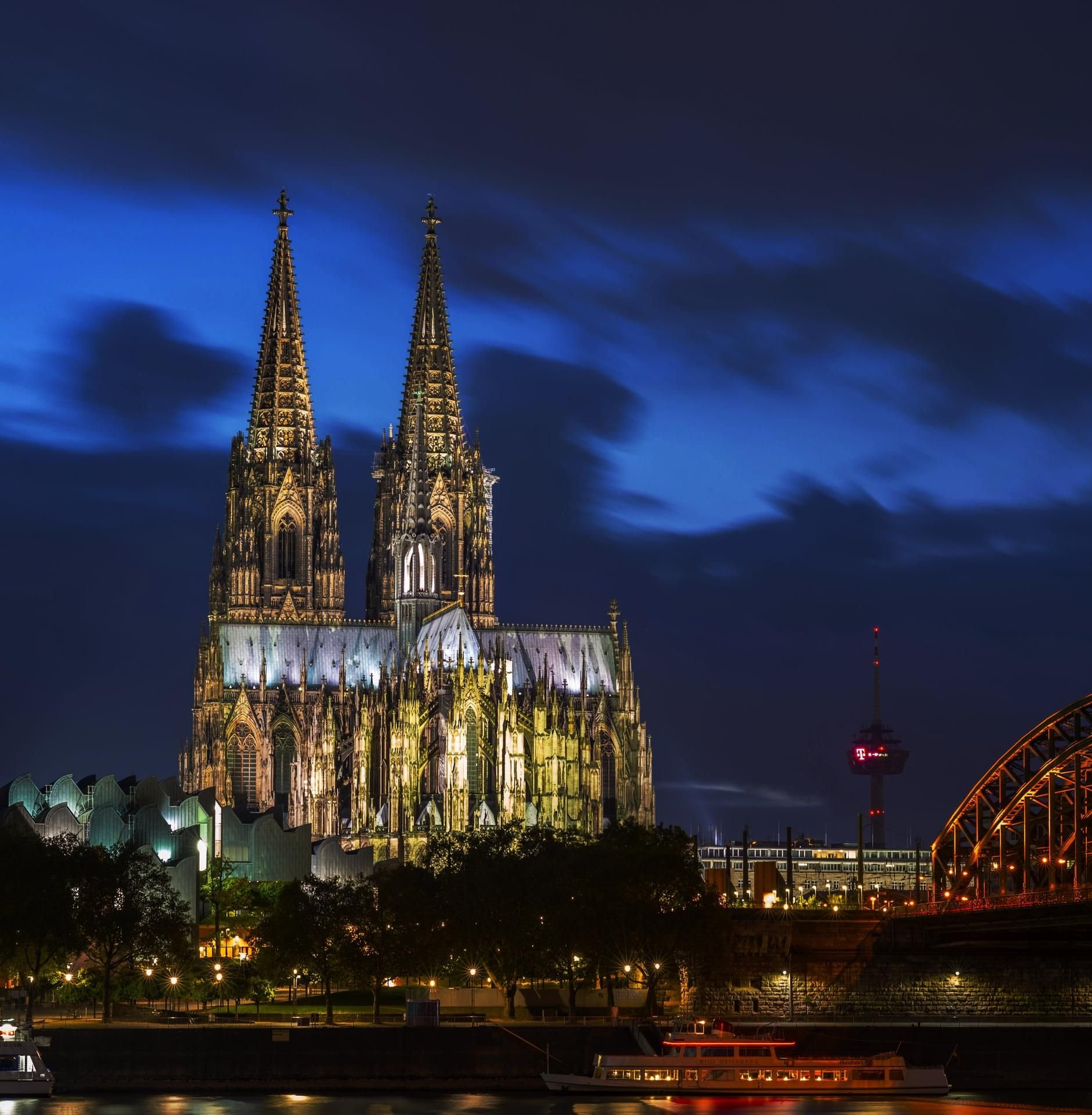 Die Feuerwehr in Köln rückte in der Nacht zu einem vermeintlichen Feuer im Kölner Dom aus.