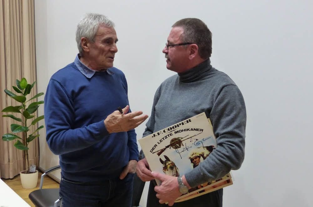 Gojko Mitic (l.) signierte Hans Malguts Indianer-Hörspiel-LPs. Malgut hatte schon die Halle-Premiere des Films vor 50 Jahren miterlebt.