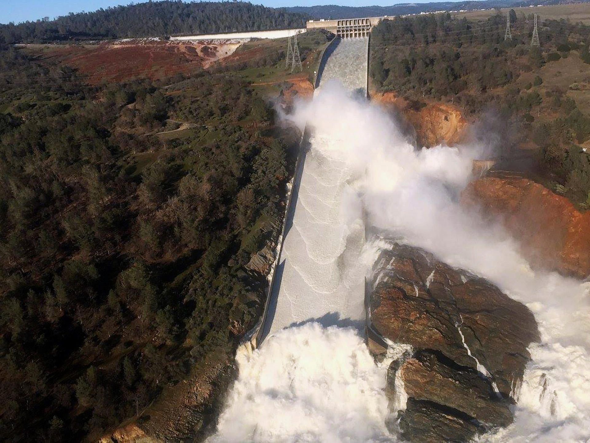 Die Wassermassen am Oroville-Staudamm