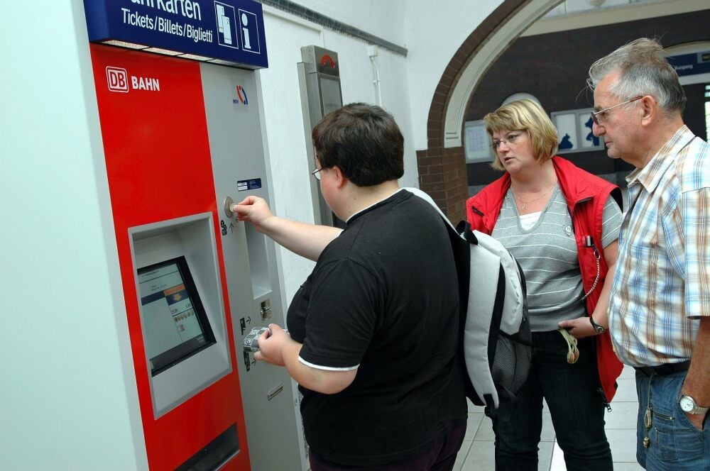 Im Jahr 2009 erhielt der Zeitzer Bahnhof neue Technik: Ein Fahrkartenautomat wurde im Durchgang zu den Bahnsteigen installiert.