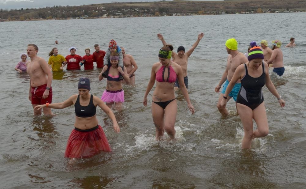 2019 gab es fast 60 Mutige, die beim Neujahrsschwimmen in Seeburg den Sprung ins kalte Wasser des Süßen Sees wagten.