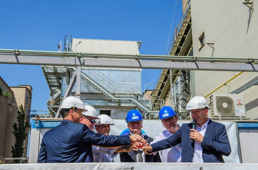 Sechs Männer und ein roter Knopf: Die Anlage zur Abgasreinigung im Opterra-Werk in Karsdorf wird offiziell in Betrieb genommen.