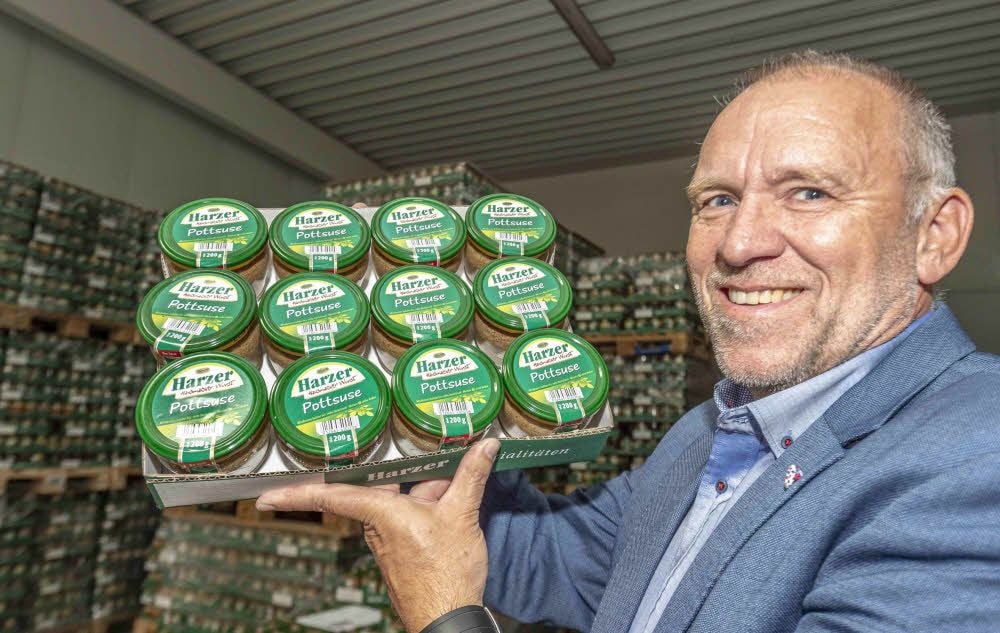 Ekkehard Heilemann, Chef der Keunecke Feinkost GmbH in Badeborn, präsentiert Gläser mit Harzer Pottsuse.