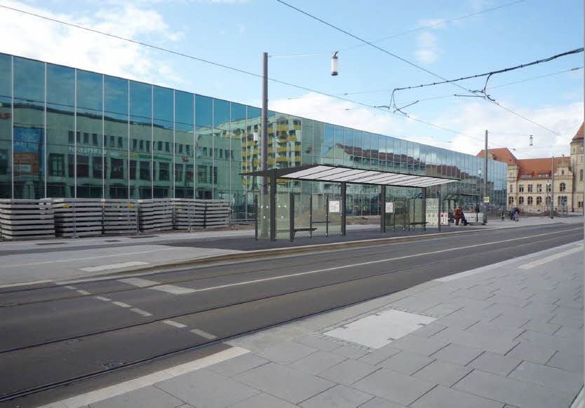 Die Projektion zeigt die neue Zentralhaltestelle. Daneben ist das jetzige Provisorium für Bus- und Straßenbahnfahrgäste zu sehen.