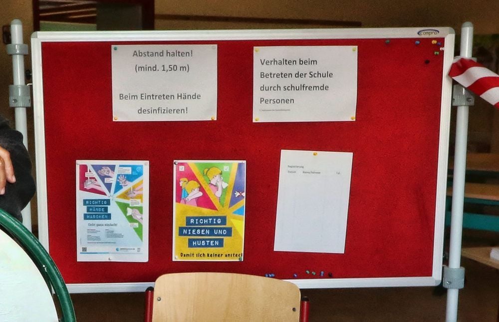 Daran wird man sich gewöhnen: Hinweise und Hygienevorschriften sind an den Schulen präsent. Dazu zählen Sicherheitsabstand, Anwesenheitslisten, Gesundheits-Selbstauskunft sowie ein Reinigungs- und Lüftungsplan.