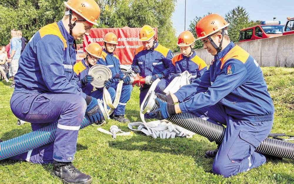 David Gubbels (vorn von links), Vincent Bockstiegel, Tom Hoffmann (hinten von links), Sven Springer, Maximilian Hrouda und Pascal Köppe vertraten die Bernburger Jugendfeuerwehr beim Kreissportfest der Brandbekämpfer - als einzige Mannschaft aus dem Altkreis Bernburg.