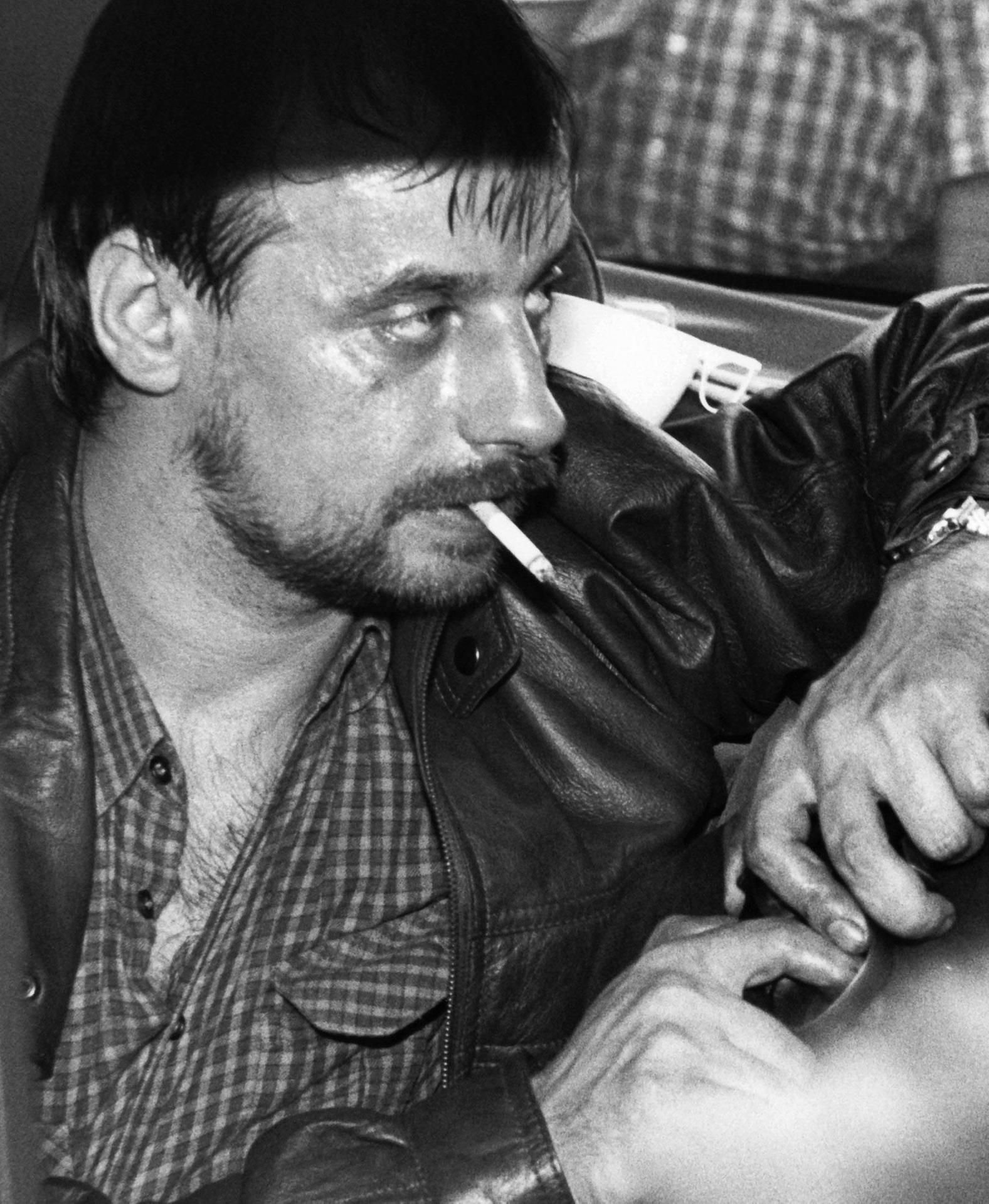 Dieter Degowski im August 1988 mit einer Waffe in einem Auto