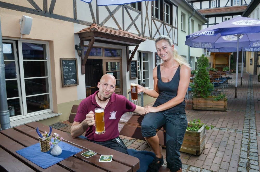 Stephan Nickel und seine Frau Arina im Brauhaus-Biergarten. Seit elf Jahren führen sie das Restaurant in Köthen.
