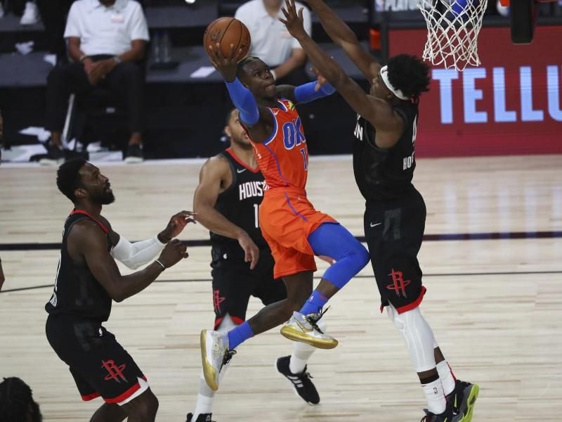 Kaum ein Durchkommen gab es für Dennis Schröder (M.) und sein Team Oklahoma City Thunder gegen die Houston Rockets. Foto: Kim Klement/Pool USA Today Sports/AP/dpa