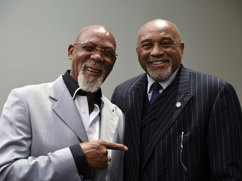Tommie Smith (r) und John Carlos zählen durch ihre Black-Power-Aktion 1968 bei den Olympischen Spielen bis heute zu den bekanntesten Athleten. Foto (2016): Sait Serkan Gurbuz/AP Foto: Sait Serkan Gurbuz