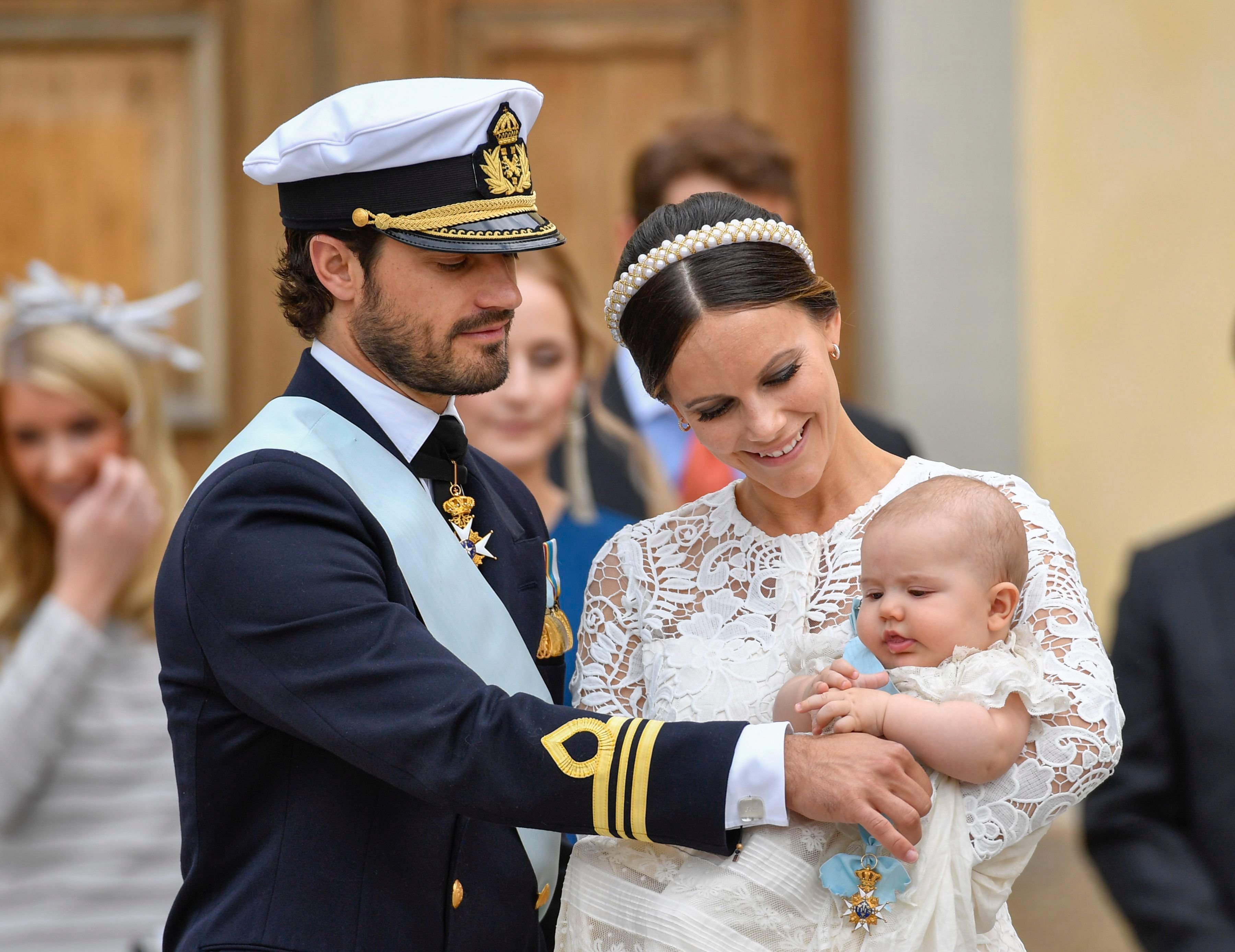 Prinz Carl Philip und Prinzessin Sofia mit dem Täufling