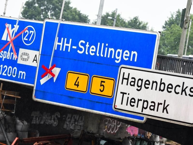 Ausfahrtsschilder auf der Autobahn 7 „Hamburg-Volkspark” und Hamburg-Stellingen sind durchgestrichen. Foto: Christophe Gateau/Archiv