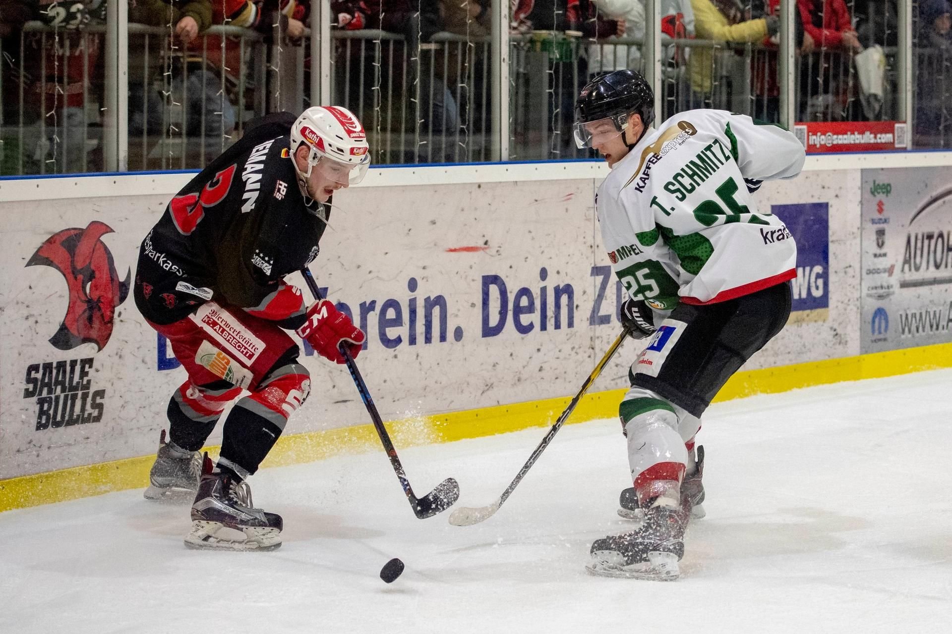 Johannes Ehemann trägt auch in der kommenden Saison der Eishockey-Oberliga das Trikot der Saale Bulls aus Halle.