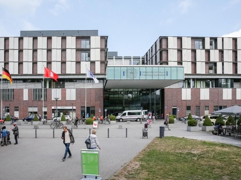 Hautpgebäude und Haupteingang des Universitätsklinikums Eppendorf (UKE). Foto: Markus Scholz/Archiv