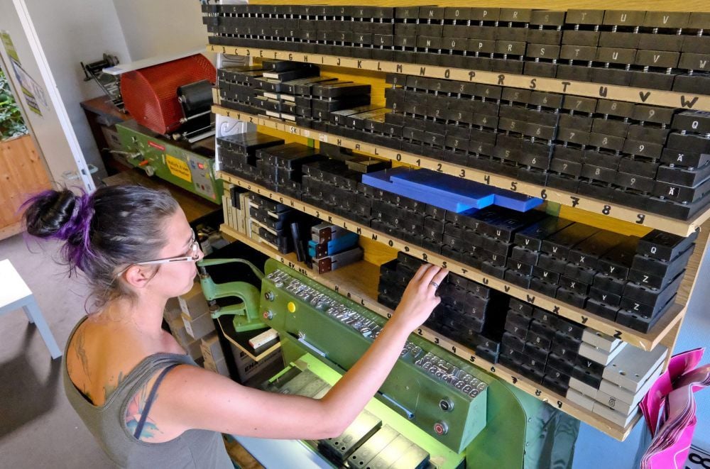 Jennifer Kühn bedruckt in ihrem Zulassungsdienst ein Autoschild.