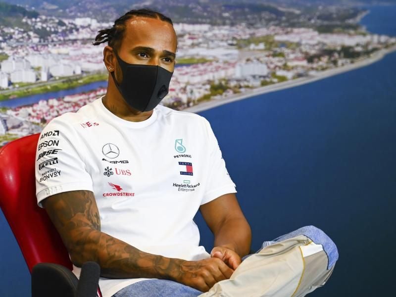 In Sotschi steht vor allem Weltmeister Lewis Hamilton im Mittelpunkt der Gespräche. Foto: Mark Sutton/Pool Motorsport Images/AP/dpa