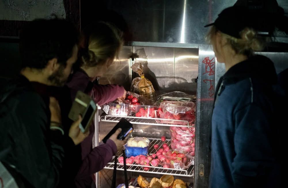 Im Verteilerschrank von „foodsharing“ liegen bereits viele Lebensmittel.