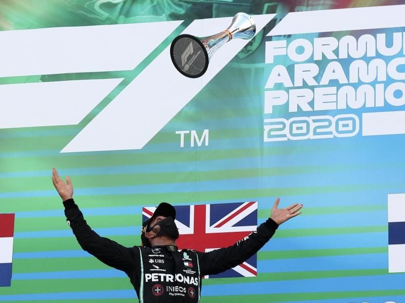 Lewis Hamilton fuhr beim sechsten Rennen der Corona-Notsaison seinen vierten Sieg in diesem Jahr ein. Foto: Albert Gea/Pool Reuters/AP/dpa