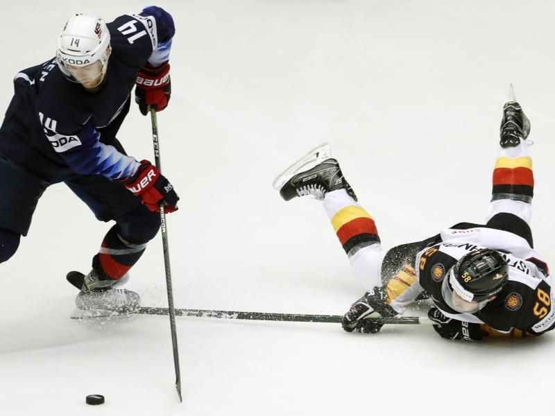 Markus Eisenschmid (r) versucht mit einem beherzten Sprung sich gegen US-Spieler Nick Jensen durchzusetzen. Foto: Petr David Josek/AP