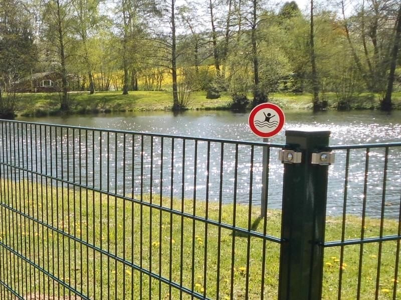 Ein Zaun umrandet in Teilen das Rasenufer eines Dorfteichs in Neukirchen. Foto: -/Stadt Neukirchen/dpa