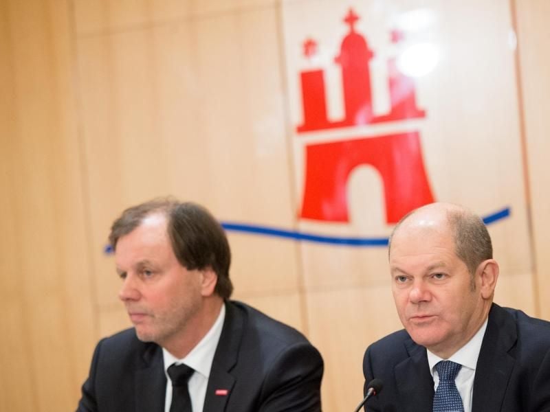 Handwerkskammerpräsident Josef Katzer (l.) und Bürgermeister Olaf Scholz. Foto: Daniel Reinhardt/Archiv