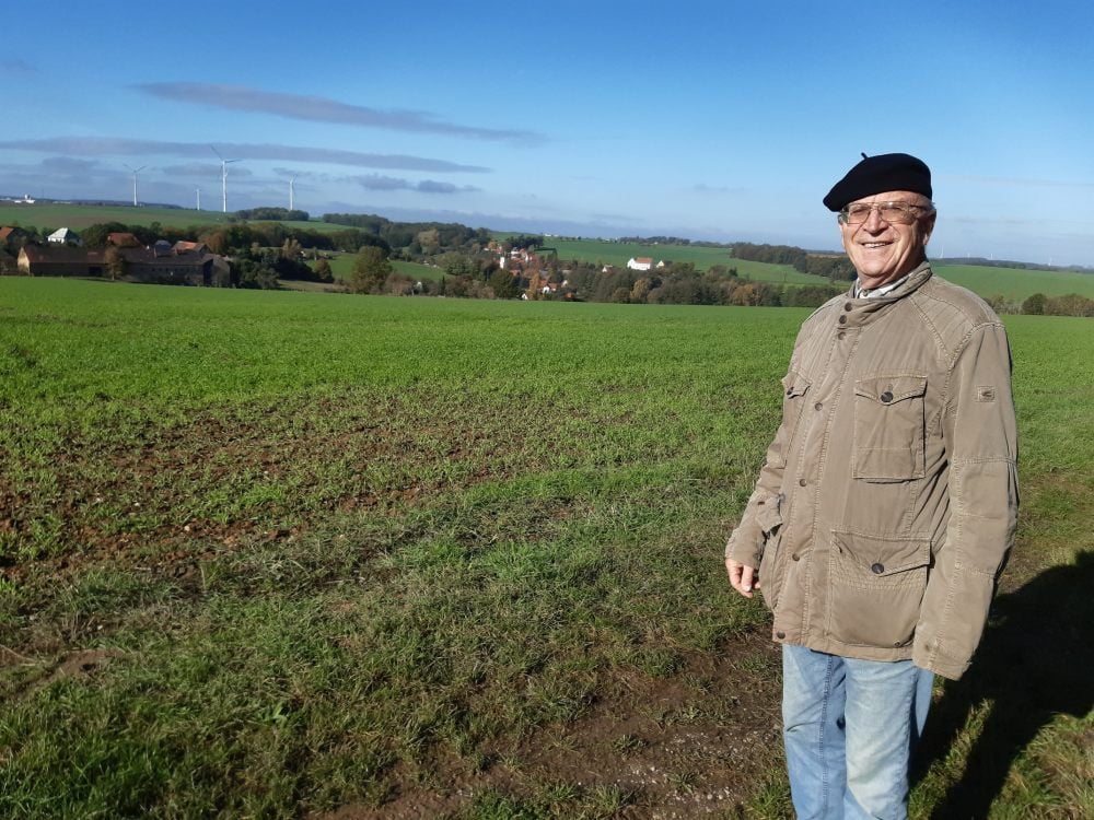 Der 75-jährige Klaus Diezmann vor der Hügellandschaft rund um Bröckau.