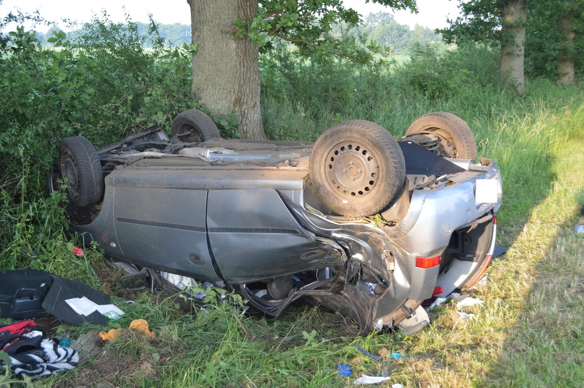 Eine 20 Jahre alte Frau, die in dem Wagen saß, kam bei dem Unfall ums Leben.
