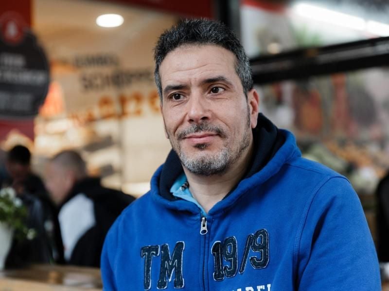 Der Tunesier Jamel Chraiet sitzt in Hamburg-Barmbek in einem Cafe: „Die Bilder gehen einem nicht aus dem Kopf.” Foto: Markus Scholz