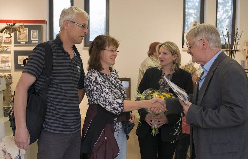 Anita Buschsieweke aus Gütersloh (2. v. l.) ist der 1,5-millionste Gast auf der Burg Falkenstein seit Zugehörigkeit das Museums zur Stiftung Dome und Schlösser. Museumsleiter Joachim Schymalla (r.) begrüßte sie und ihren Mann.