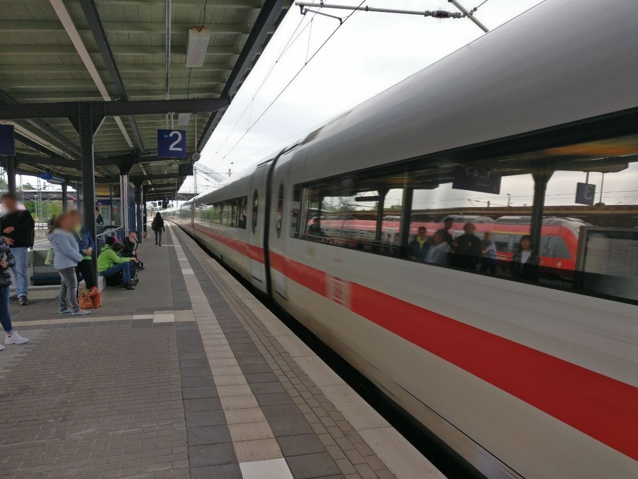 Ein ICE am Hauptbahnhof in Dessau (Symbolbild)