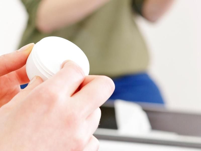 Viele Kosmetikhersteller verwenden Flavonoide. Die Pflanzenstoffe sollen etwa die Haut vor einer lichtbedingten Alterung wahren. Foto: Monique Wüstenhagen