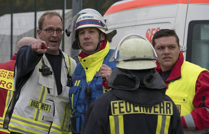 Matthias Henning (links) und der leitende Notarzt Christian Kalisch (2.v.l.) koordinieren die Versorgung der Verletzten.