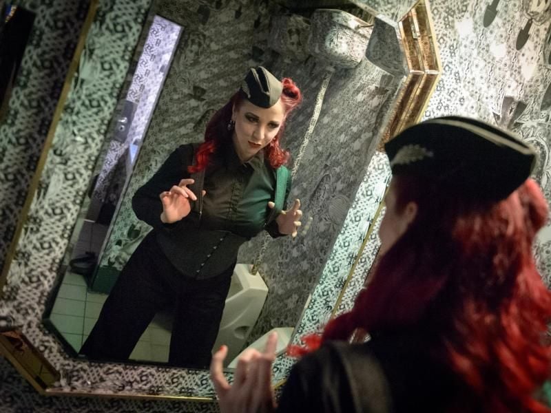 Die Burlesque-Tänzerin Eve Champagne posiert im St. Pauli Museum. Foto: Sina Schuldt/Archiv