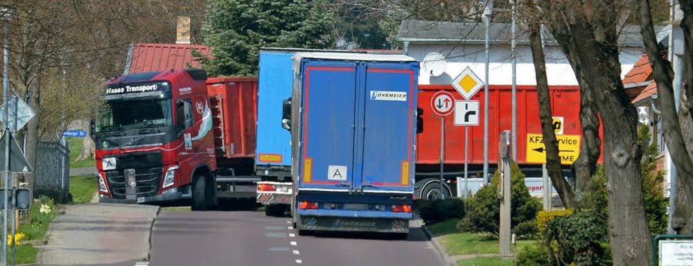 Mehr Lkw geht auch in dieser Kurve in Schackenthal nicht.