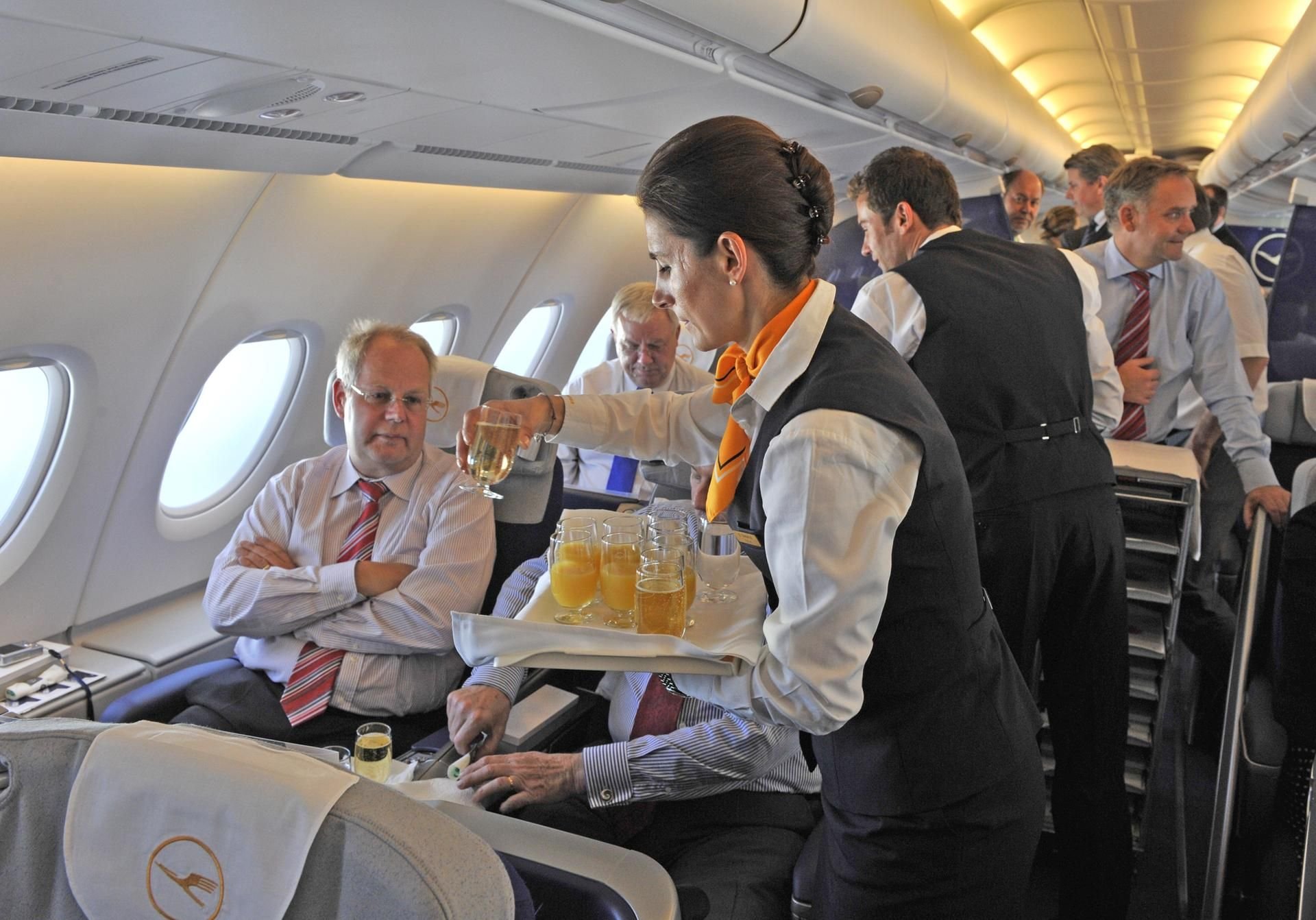 Eine bestimmte Getränke-Bestellung ist bei Flugbegleitern nicht ganz so beliebt.