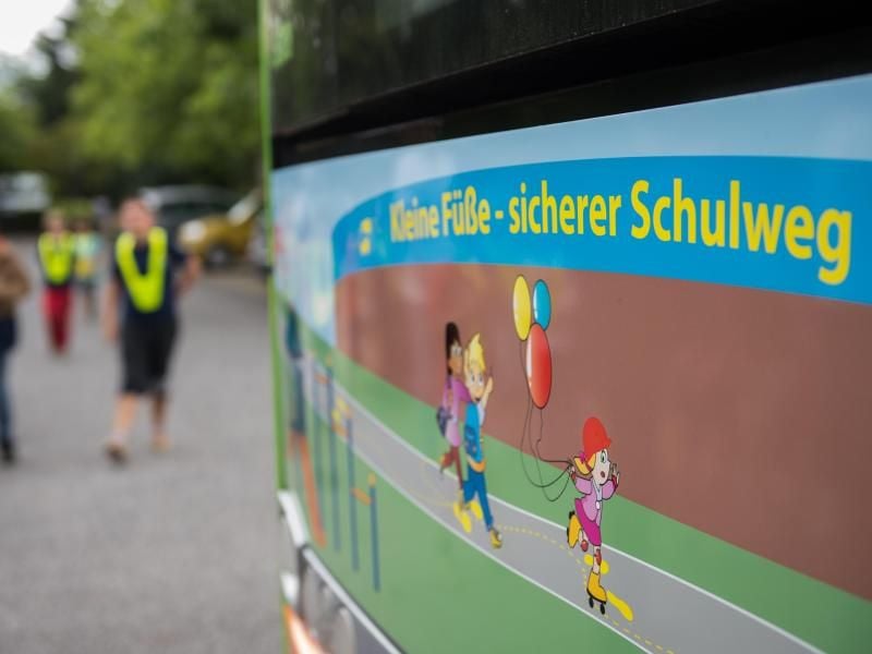 Die Aufschrift „Kleine Füße - sicherer Schulweg” als Teil einer Verkehrssicherheitsaktion. Foto: Silas Stein/Archiv