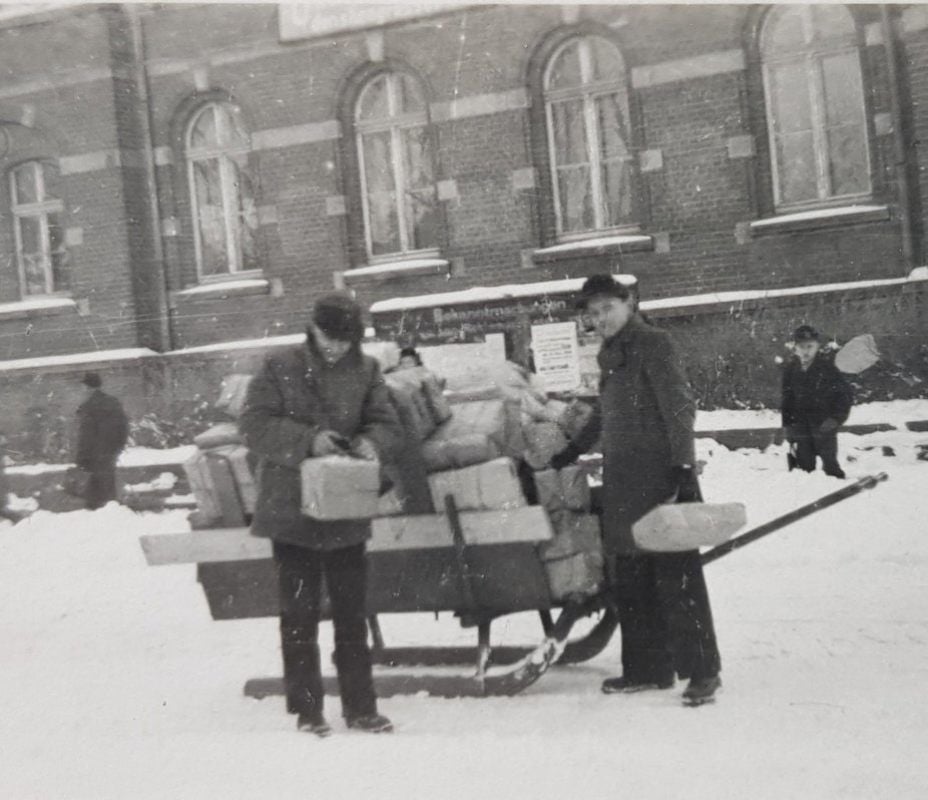 Paketzustellung mit Schlitten: Heinz George (r.) war damals Lehrling.