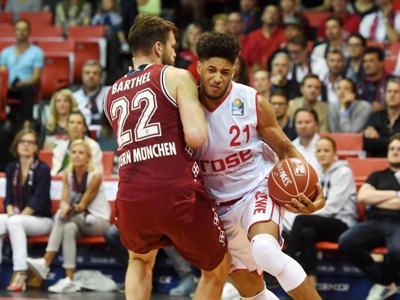 Bayerns Danilo Barthel (l) verteidigt hart gegen Bambergs Augustine Rubit. Foto: Tobias Hase