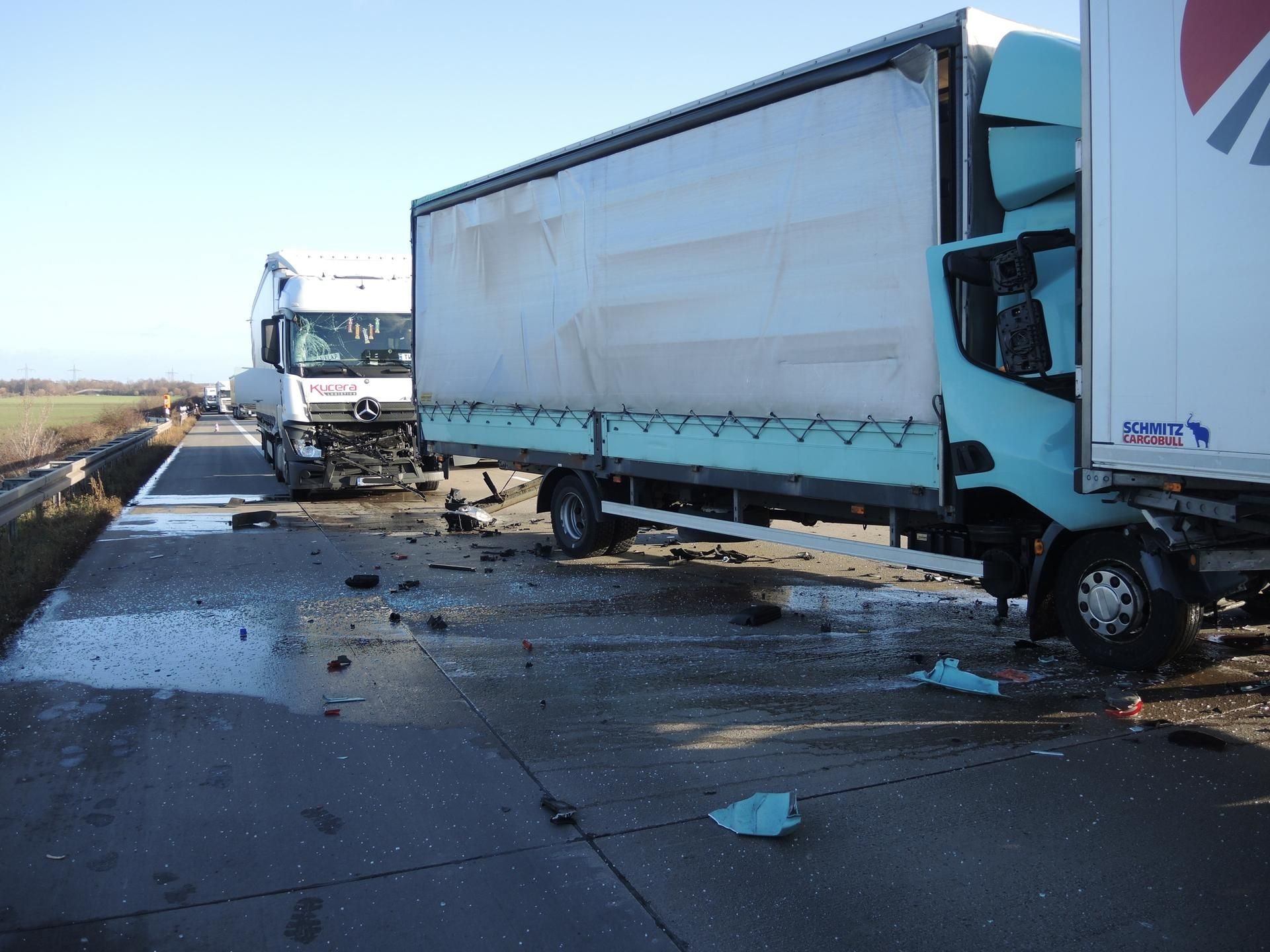 Bei dem Unfall wurden mehrere Lkw ineinander geschoben.