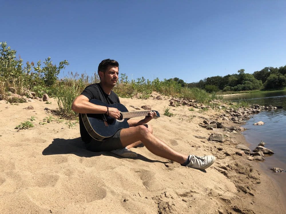Enrico Baltrock ist Songschreiber, Sänger und Komponist. Er lebt in Brambach an der Elbe.